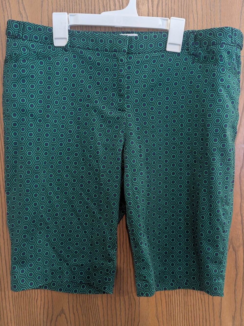 Laundry by Shelli Segal Geometric Bermuda Chino Honey Comb Green Navy Shorts-14 - Picture 3 of 6
